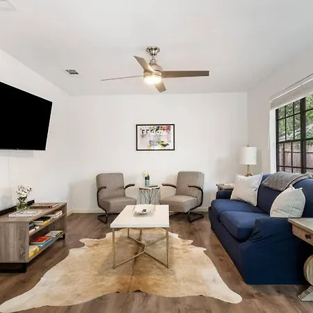 Charming 2 Bedroom Unit With Large Yard